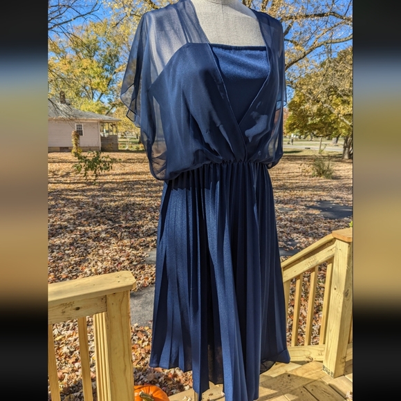 Vintage 70s Blue Pleated Plus Size Dress - Picture 2 of 7